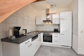 Hus – classic, 3 soverom | Eget kjøkken | Kjøleskap, mikrobølgeovn, ovn og kokeplater