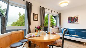 Classic Apartment, 5 Bedrooms | Tempat makan