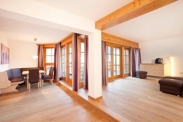 Classic Apartment, 3 Bedrooms | Living room - Apartment in Wald im Pinzgau With Swimming Pool and Views (Wald im Pinzgau)