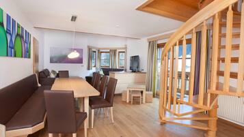 Romantic Apartment, 5 Bedrooms | Dining