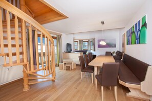 Romantic Apartment, 5 Bedrooms | Dining