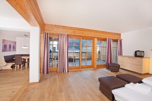 Apartamento clássico, 3 quartos | Sala de estar