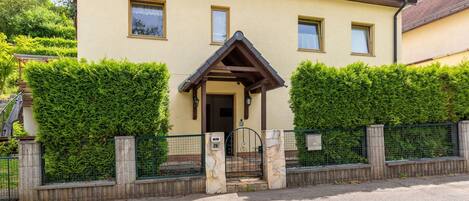 المنشأة من الخارج