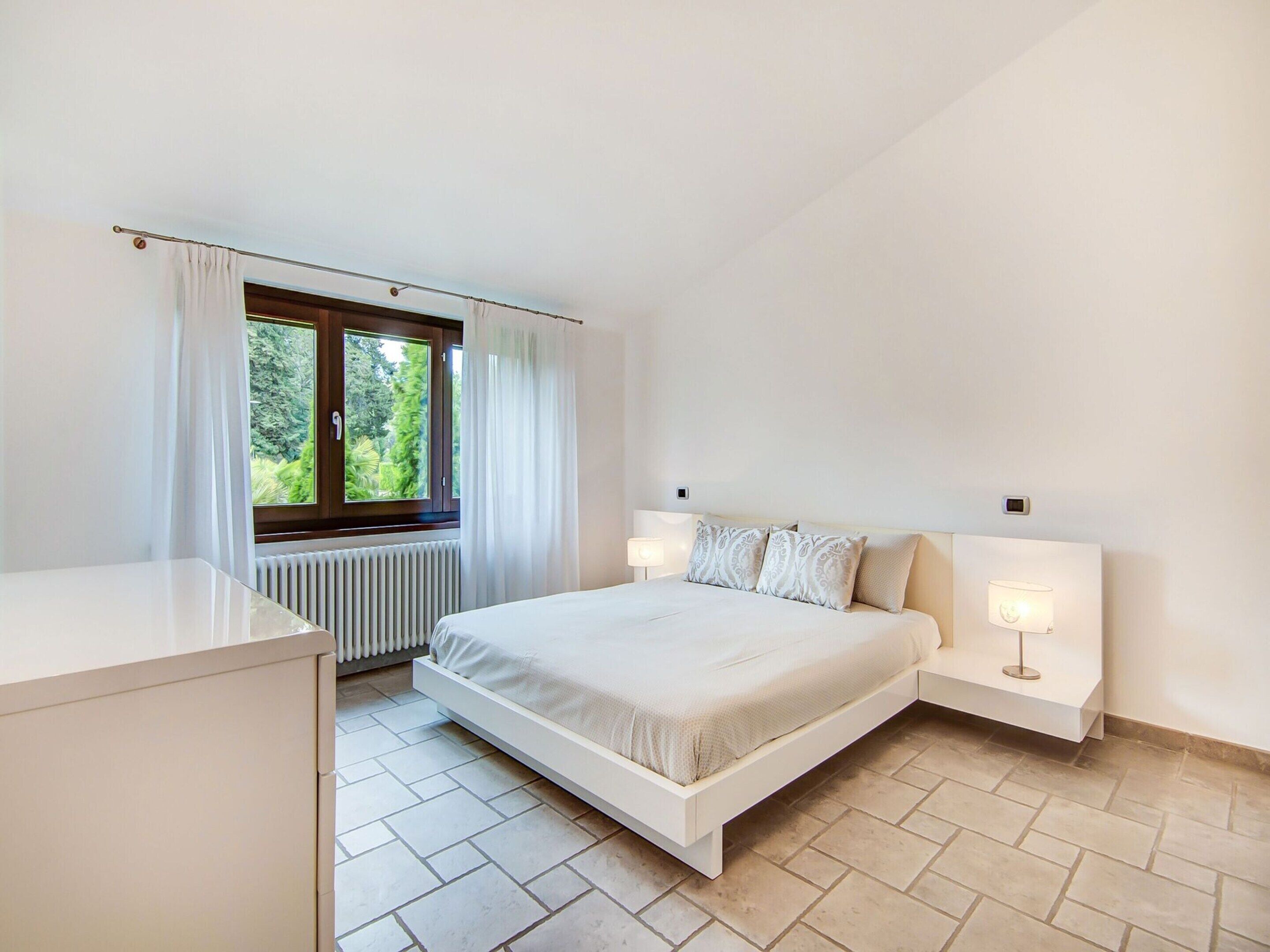 6 bedrooms, individually furnished, bed sheets