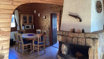 Comfort Apartment, 2 Bedrooms | Dining