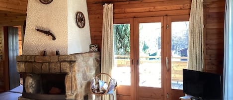 Classic House, 4 Bedrooms | Living room