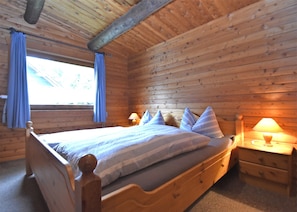 8 camere, con arredamento individuale, lenzuola