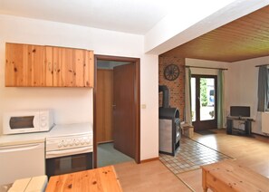 Classic House, 4 Bedrooms | Private kitchen | Fridge, oven, coffee/tea maker, toaster