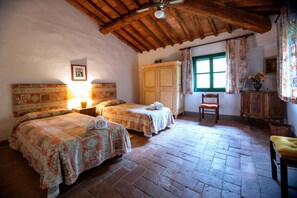 12 camere, con arredamento individuale, lenzuola