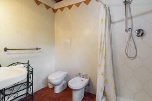 Maison Deluxe, 3 chambres | Salle de bain | Douche