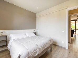 5 bedrooms, individually furnished, bed sheets - Seclusive Apartment in Sirmione Near Lake (Sirmione)