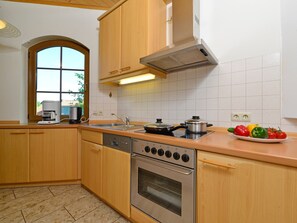 Departamento Deluxe, 3 habitaciones | Cocina privada | Refrigerador, horno, lavavajillas y cafetera y tetera 