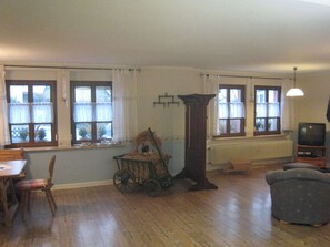 Classic Apartment, 5 Bedrooms | Living room