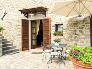 Balcony - Luxurious, Cozy Apartment With Pool Near Cortona in Tuscany Versatile (Cortona)