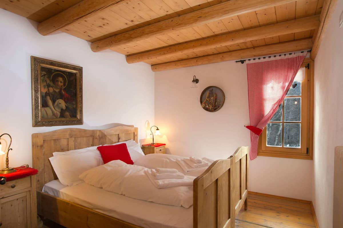 15 bedrooms, individually furnished, bed sheets