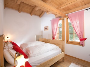 15 bedrooms, individually furnished, bed sheets - Typical Cottage in Bellamonte Italy With Bubble Bath (Predazzo)