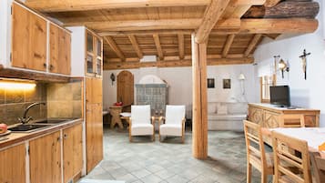 Classic Apartment, 3 Bedrooms | Private kitchen | Oven, dishwasher