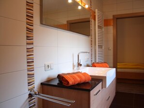 Apartamento Deluxe, 3 habitaciones | Baño | Bañera