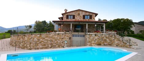 Villa Deluxe, 4 habitaciones | Alberca | Alberca techada y alberca al aire libre