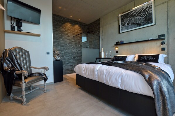 Classic Villa, 3 Bedrooms | 6 bedrooms, individually furnished, iron/ironing board, bed sheets