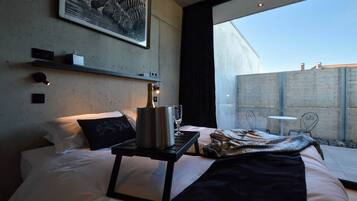 6 bedrooms, individually furnished, iron/ironing board, bed sheets