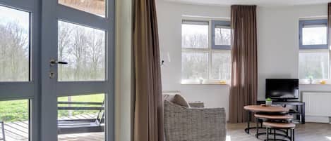 Deluxe House, 3 Bedrooms | Living room | Fireplace, DVD player