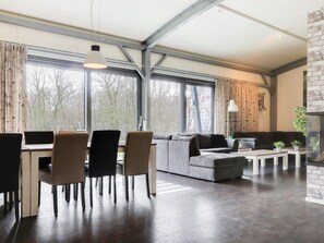 Comfort House, Multiple Bedrooms | Dining