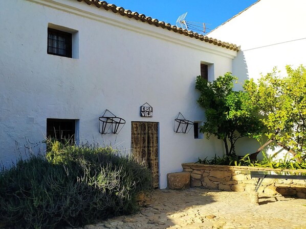 Comfort House, 4 Bedrooms | Interior detail - Restored Mill on a Property in Algarinejo in Granada (Algarinejo)