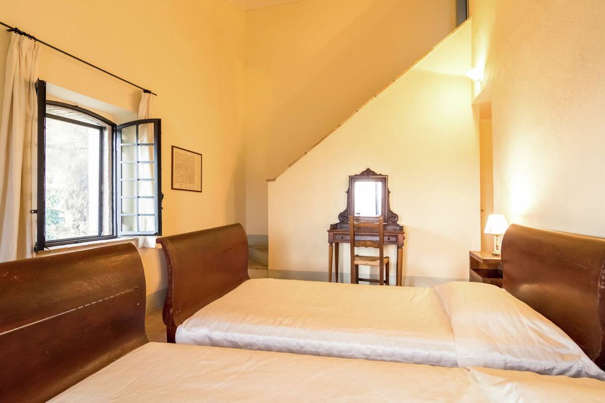 5 bedrooms, individually furnished, bed sheets