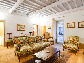 Villa – classic, 4 soverom | Oppholdsrom | Peis og DVD-spiller