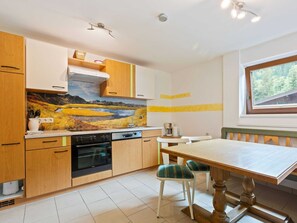 Comfort Apartment, 4 Bedrooms | Private kitchen