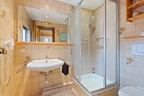 Comfort Apartment, 4 Bedrooms | Bathroom | Shower, towels