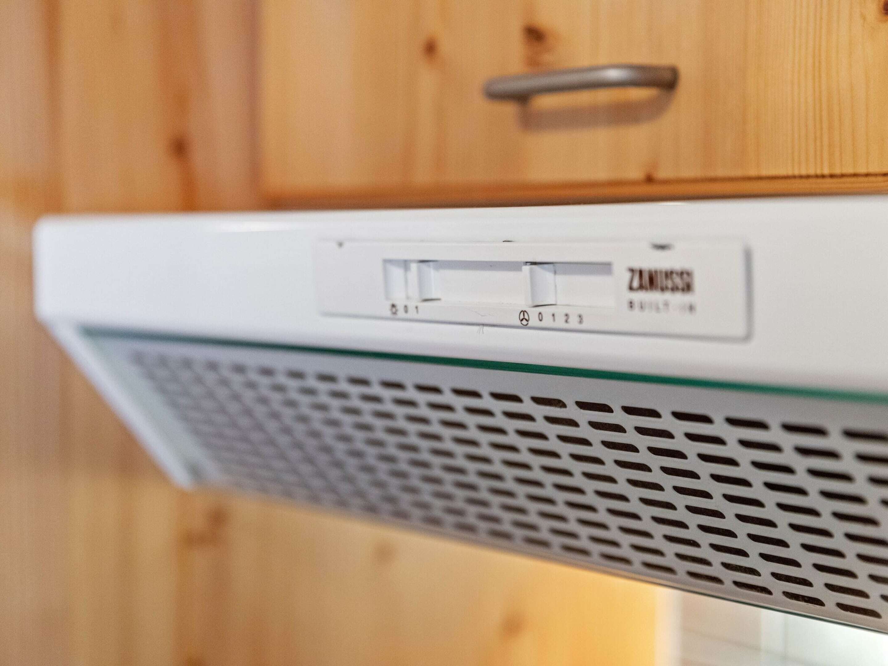 Una campana extractora con un panel de control y una parrilla metálica.
