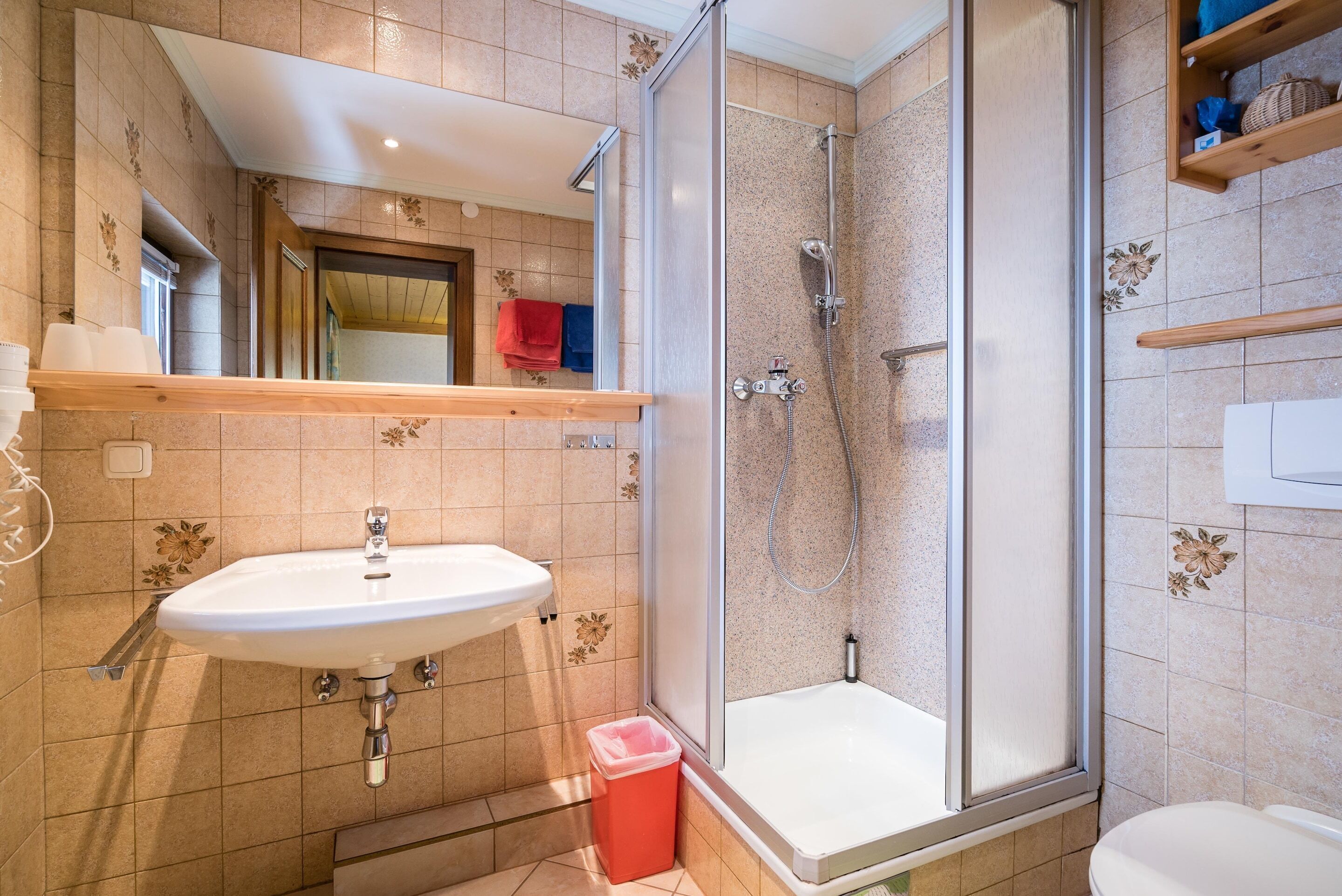 Une salle de bain avec un lavabo, une douche et des toilettes.