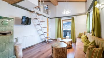 Căn hộ tiện nghi đơn giản, 4 phòng ngủ | Phòng khách