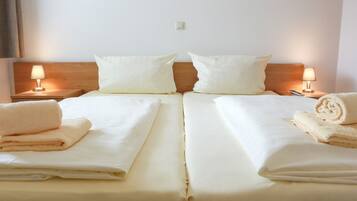 7 Schlafzimmer, individuell eingerichtet, Bettwäsche