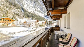 Classic Apartment, 3 Bedrooms | Pemandangan dari hartanah