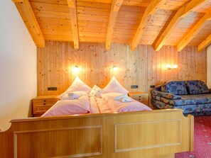 8 bedrooms, bed sheets
