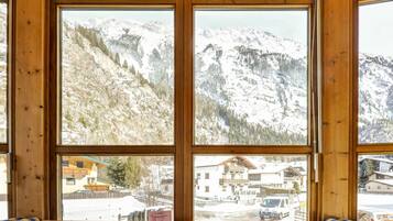 Căn hộ phong cách cổ điển, 3 phòng ngủ | Quang cảnh nhìn từ nơi lưu trú