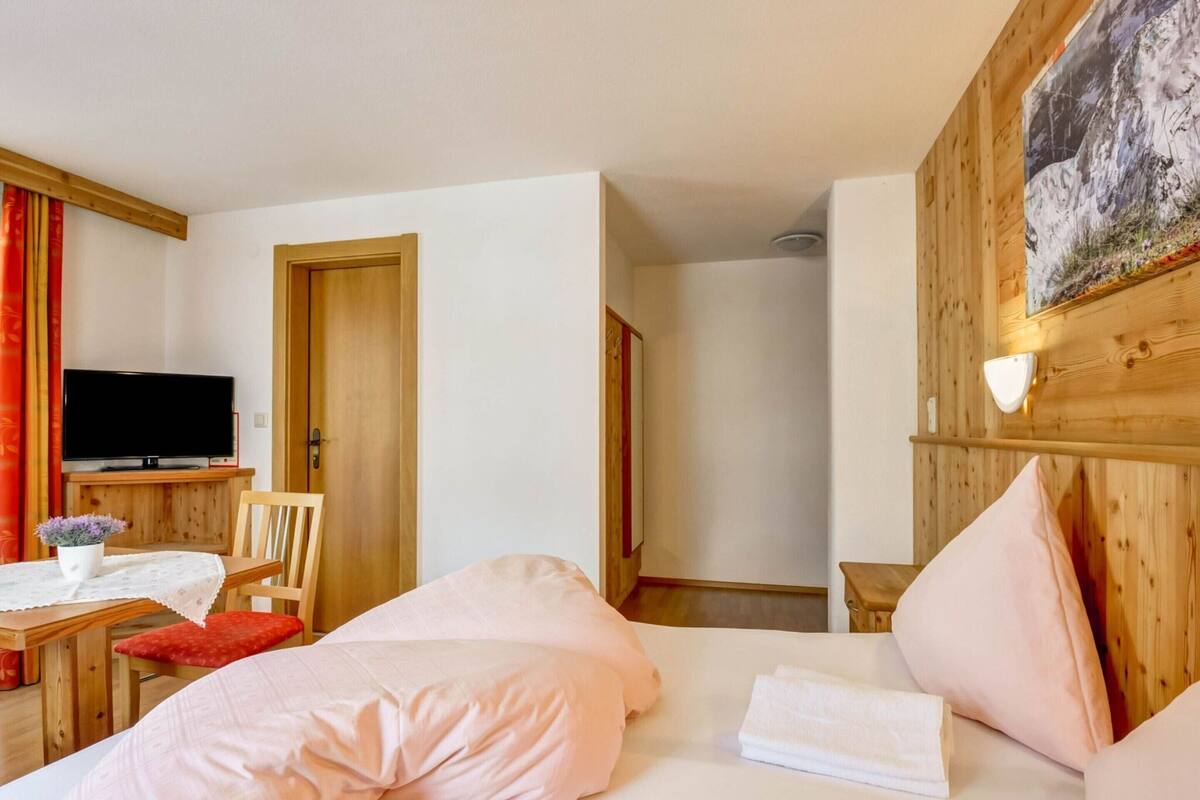 Classic Apartment, 3 Bedrooms | 8 bedrooms, bed sheets