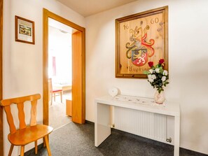 Classic Apartment, 3 Bedrooms | 8 bedrooms, bed sheets
