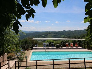Una piscina techada, una piscina al aire libre