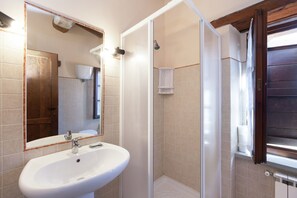 Elite House, 3 Bedrooms | Bathroom - Farmhouse in Apecchio With Swimming Pool, Terrace, Garden (Apecchio)