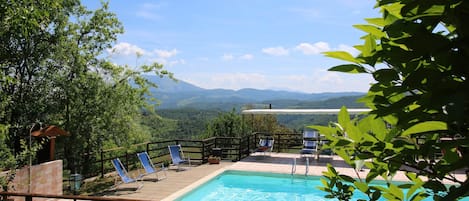 Una piscina techada, una piscina al aire libre