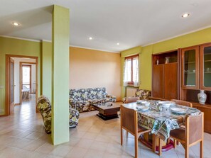 Căn hộ tiện nghi đơn giản, 3 phòng ngủ | Phòng khách