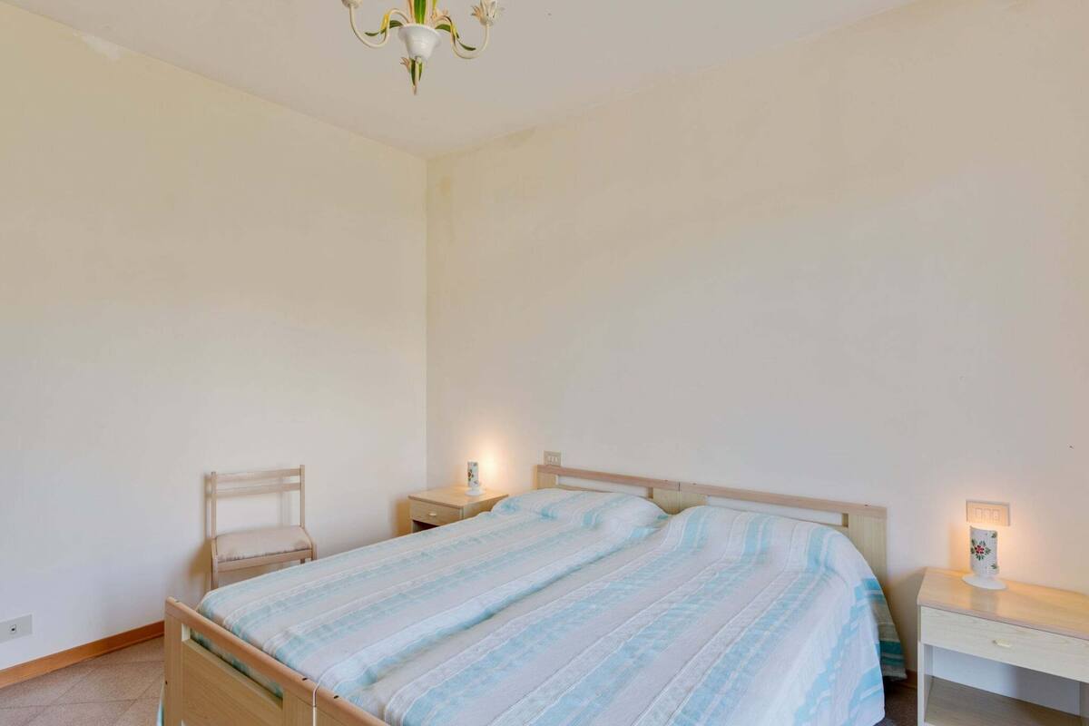 Classic Apartment, 2 Bedrooms | 6 bedrooms, individually furnished, bed sheets