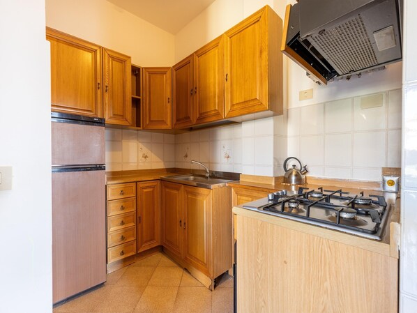 Comfort Apartment, 3 Bedrooms | Private kitchen | Fridge, oven, coffee/tea maker, electric kettle