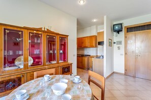 Deluxe Apartment, 3 Bedrooms | Living room