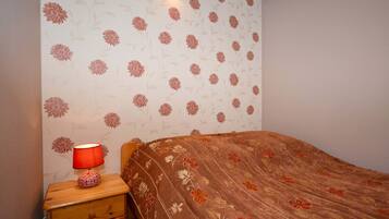 1 غرفة نوم وطراز فريد لكل وحدة وملاءات أسرّة