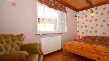 Classic House, 2 Bedrooms | 1 bilik tidur, dilengkapkan perabot secara berasingan, cadar katil